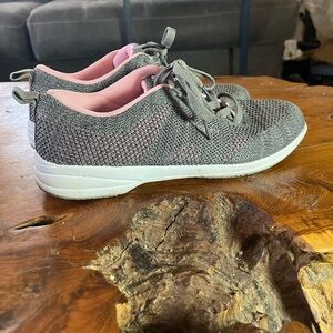Propet Washable Walker Gray Pink Sneakers Slip-Resistant Size 9